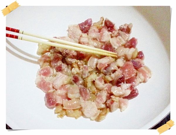 先用一點點油煸出五花肉的油脂.要煸到焦香的程度