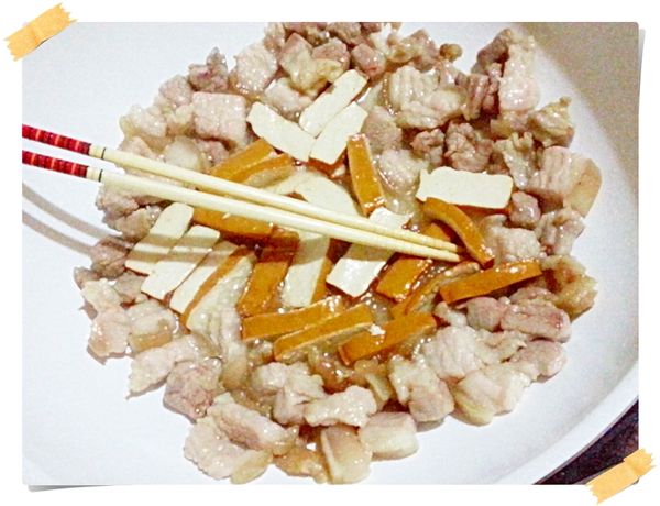 加入豆干一樣煸炒到外皮起泡焦香的程度