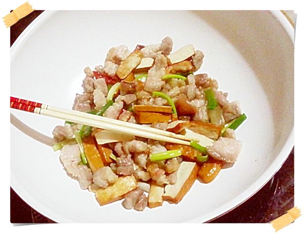 加入辛香料爆香