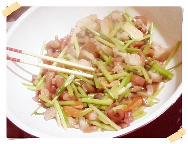 加入魷魚.下調味料.加一點水蓋上鍋蓋30秒.讓所有食材吸收豬油的香味.最後加入芹菜翻炒