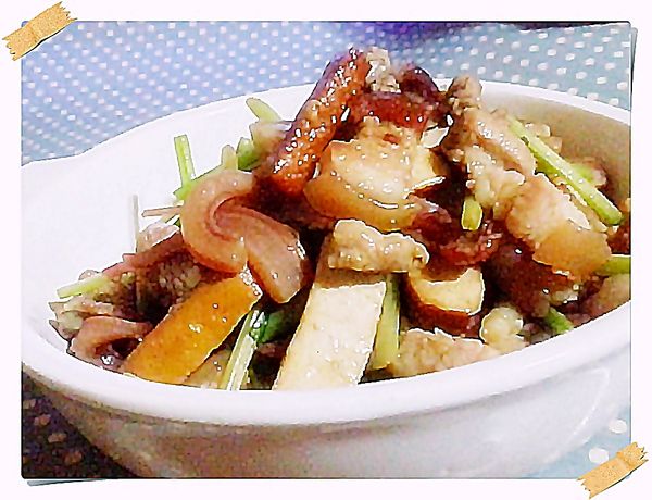 起鍋前沿鍋邊嗆入米酒.淋上香油增香即完成