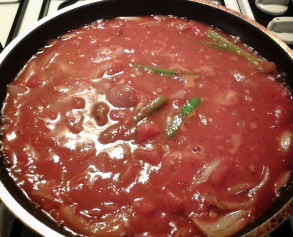 加入罐裝蕃茄，加2湯匙水，下鹽及黑胡椒作調味（也可加辣椒粉）煮滾後轉細火煮後4分鐘