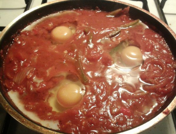 用湯匙在醬汁中挖一個小洞，然後放下一隻雞蛋，總共放三隻，灑點鹽及胡椒粉，蓋上鍋蓋煮3- 4分鐘