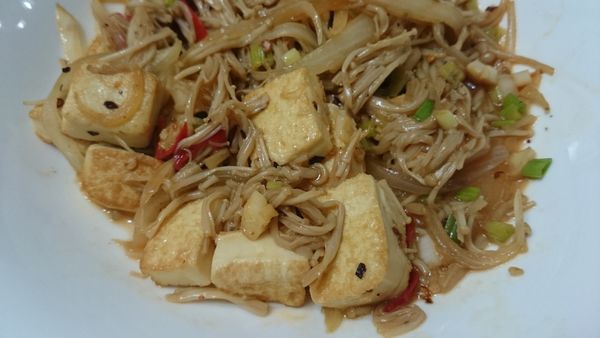 蛋豆腐版。敢吃辣的，別忘記加花椒油下去炒薑、大蒜、辣椒那些，香氣十足。