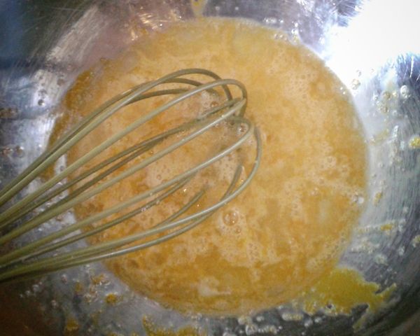 先將雞蛋及糖拌勻