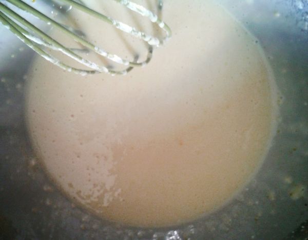 篩入低筋麵粉及發粉（泡打粉），加入牛奶，香草精及菜油拌勻，讓粉漿靜置10分鐘