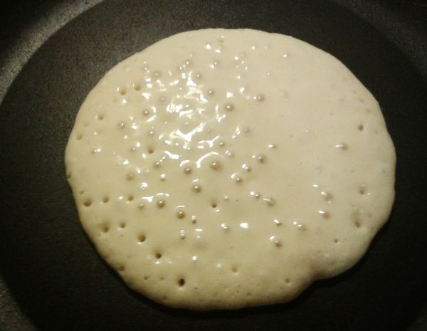 煎至表面有氣泡出現，打開鍋蓋，反轉另一邊，煎約一分鐘