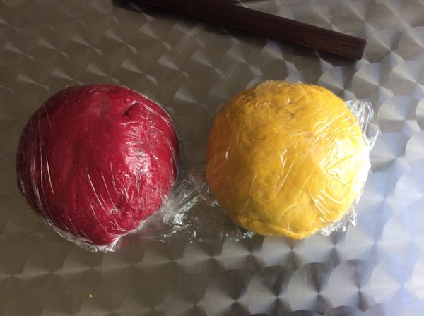 準備兩份材料，一份用甜菜汁揉成紅色麵團，另外一份用紅蘿蔔汁揉成黃色麵團，本以為橘色的紅蘿蔔汁會揉成橘色，卻不料成為黃色。揉好蓋上保鮮膜醒約20分鐘。