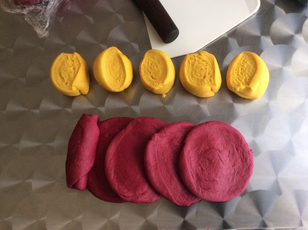 每一小條再切為5等份。撖成圓片，其中一份捲成卷做為花心，其它4片依序排放後由花心開始捲到最後成為一大卷。