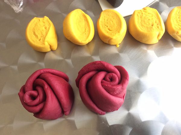 從中間切開成為兩朶玫瑰花，也可雙色交錯做成雙色玫瑰，一個若以黃色為花心，另一個就需以紅色為花心。