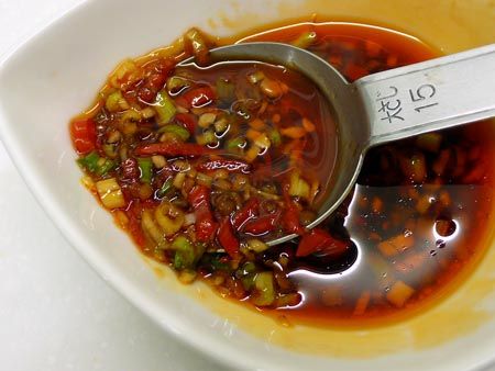 蔥薑蒜切碎切末，與所有調味料拌勻