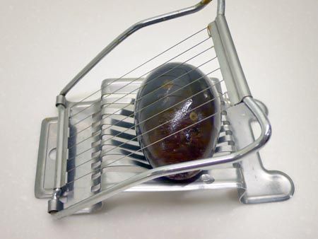 皮蛋切片狀 (或隨意切塊) 鋪上， 將醬料淋上即成。