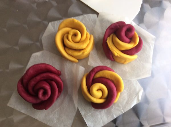 放在饅頭紙上，並拉開麵片，整型為盛開的玫瑰。