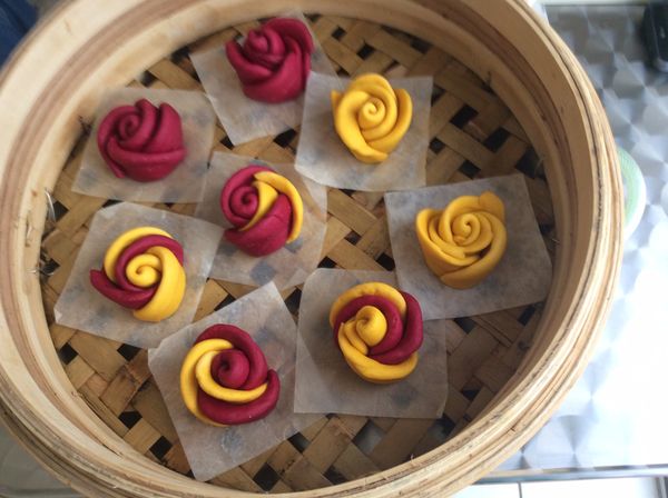 排放在蒸籠，冷水上鍋，水滾後計時12分鐘。熄火後等候3分鐘才揭蓋，避免乍然接觸冷空氣而使饅頭塌扁。