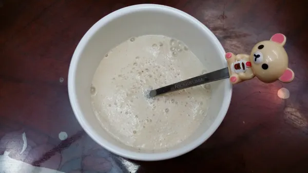 《酵母液》將酵母倒入小杯中，從準備好的材料中取一小搓糖和適量溫水加入，靜置5分鐘讓酵母活化。