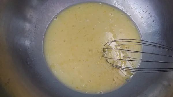 繼續加入剩餘的糖、蛋、鹽、無糖奶水攪拌，再加入《酵母液》拌勻。