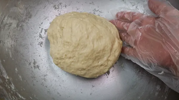 先加入1/3麵粉用打蛋器攪拌至稠滑，再加入剩餘麵粉用手將材料揉成團(並沒有花太多時間去揉，只要成為無粉粒的麵糰即可)。