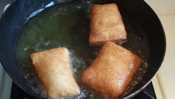 放入切好的麵糰，炸約1~2分鐘至兩面金黃即可。