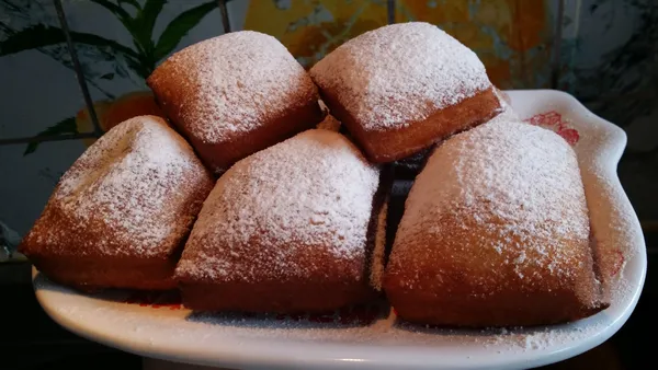 食用前在表面倒上大量糖粉(正統的吃法)/或撒上適量糖粉，再搭配一杯Cafe Au Lait。