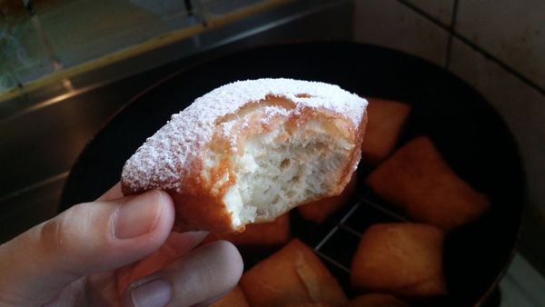 Beignet說穿了，就是法國人的炸麵糰，味道與我們的炸雙胞胎差不多，但正統的Beignet(依原配方)吃起來是完全不甜的，甜味均來自表面那滿滿的糖粉。