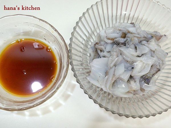 透抽去除皮膜後切小塊,調味料調勻備用.