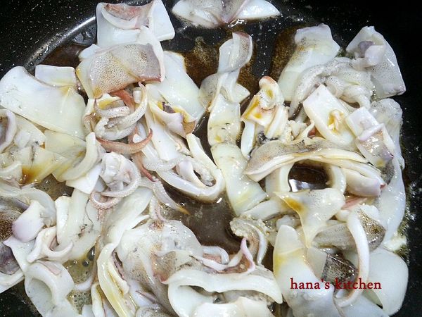 熱鍋後放少許油再將透抽及調味料一起放入鍋中炒到湯汁收乾.