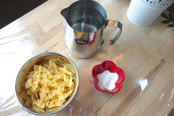 將水煮滾後加鹽、下麵,計時10分鐘.可參考所選麵種包裝上建議的時間減少約1分鐘.泡涼水瀝乾後備用！