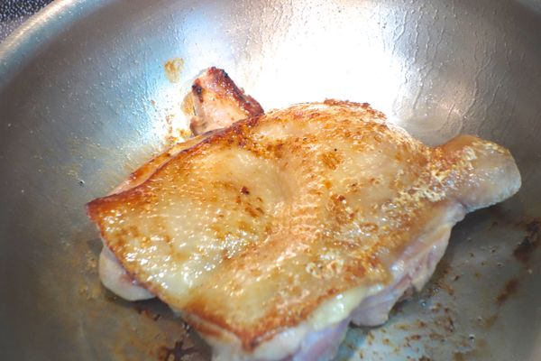 將醃漬了約一小時的雞腿排（約1.5大匙蠔油＋米酒適量）,擦乾後乾煎兩面呈金黃色,切塊狀！