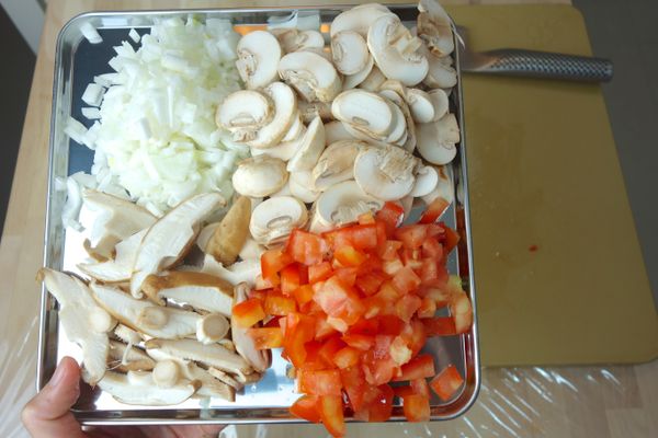 所有蔬菜切片或小丁狀.備用！