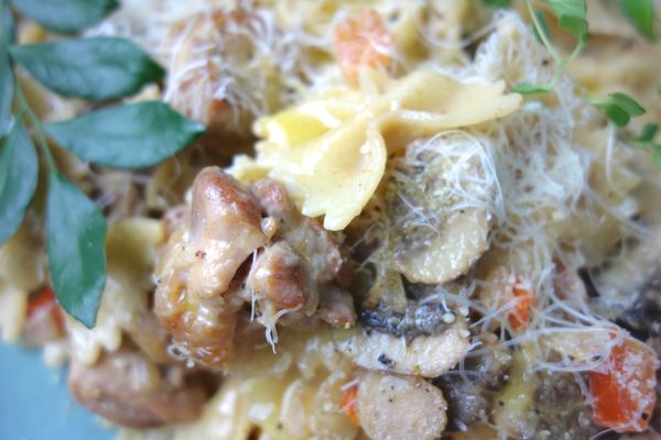 下白醬、番茄丁、蝴蝶麵、帕馬森起司粉、黑胡椒拌勻,稍稍融合後,即可起鍋！