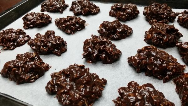 用湯匙舀取適量，間隔擺放在舖了防沾紙的盤子上。