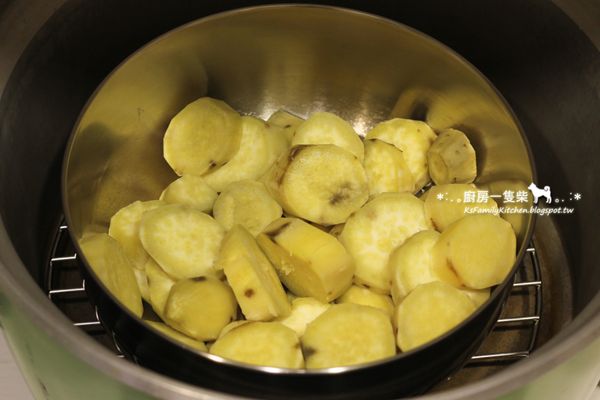 地瓜削皮切成小塊，放入電鍋中以外鍋一杯水蒸熟。