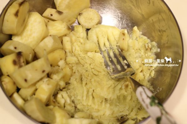 蒸好後倒掉碗中多餘的水份，趁熱以叉子壓成泥狀。