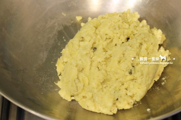 將地瓜泥放入炒鍋中，中火稍微拌炒使水氣揮發。