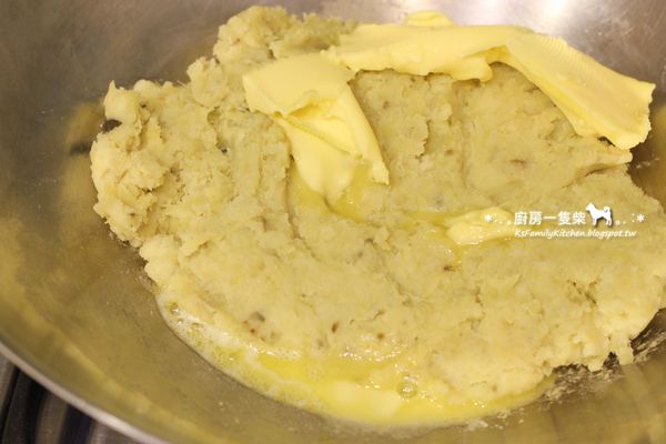放入35g無鹽奶油炒勻。