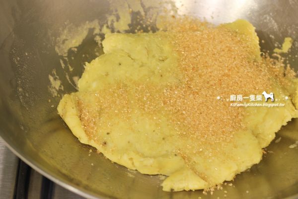 再倒入30g二砂糖拌勻，炒至地瓜泥成團即可。