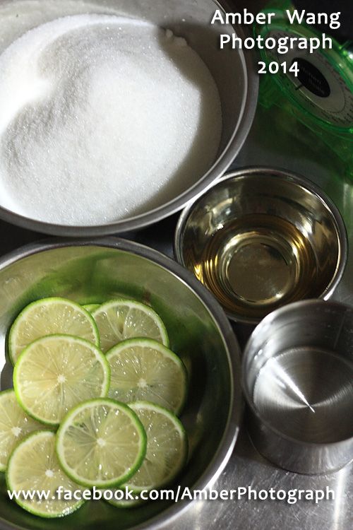 準備食材。檸檬洗淨，連皮切成薄片。