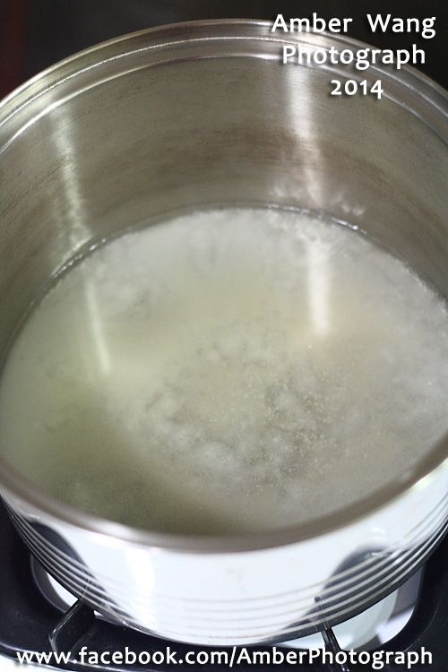 將清水和白醋倒入白砂糖中，瓦斯爐開中火煮到糖融化。