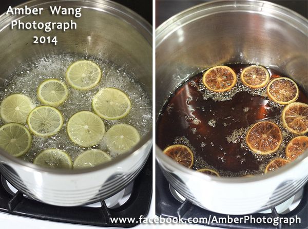 放入檸檬片，煮沸後轉小火熬煮(熬煮糖漿時，溫度不可高於110度C)，煮到糖漿顏色類似蜂蜜的色澤般即可。