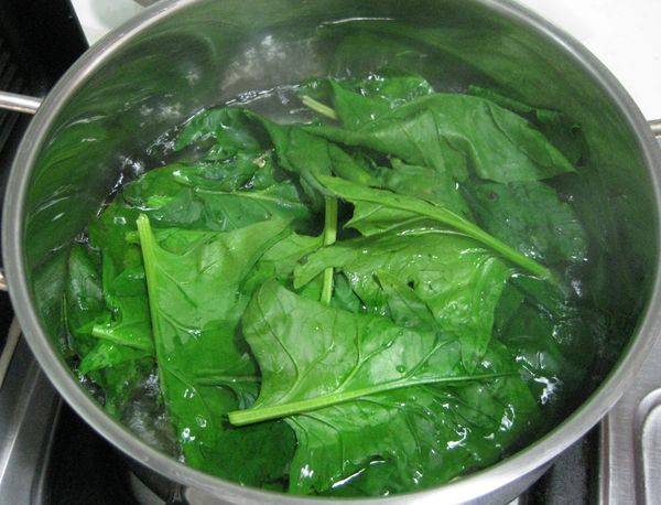 蛋加入鮮奶與調味料打勻。菠菜葉以滾水加鹽燙熟取出瀝乾水份，