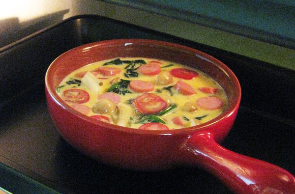 在上頭擺上香腸片，烤箱預熱180度烤20分鐘熟後即完成。