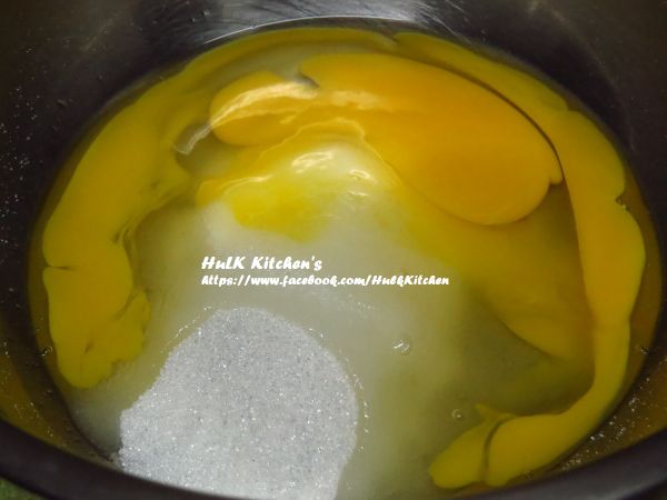 常溫雞蛋與細砂糖混合用打蛋器攪拌均勻。