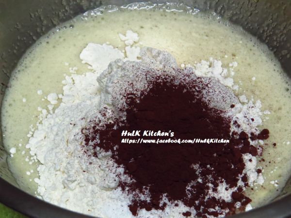 把所有粉類倒入鋼盆中用打蛋器攪拌均勻，記得攪拌適當就好避免過度攪拌(避免出筋)。