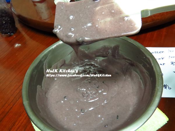 無鹽奶油用隔水加熱至融化，放置一旁待涼後，即可加入步驟二麵糊之中攪拌均勻!!!