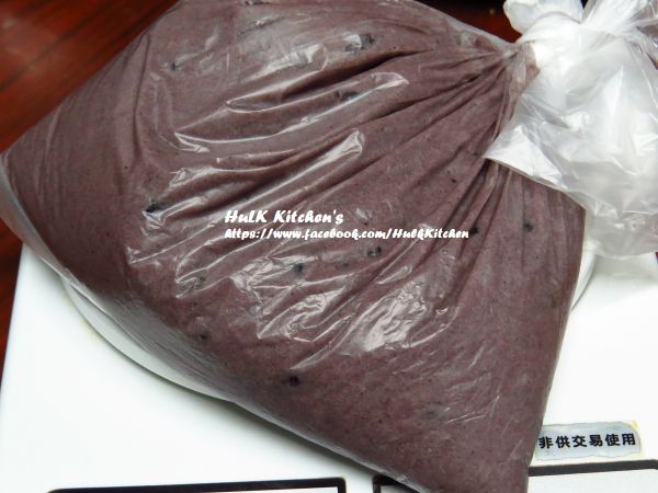 完成好的麵糊裝入塑膠袋中，記得要把空氣壓乾淨，放到冰箱冷藏一天，好讓麵糊熟成。