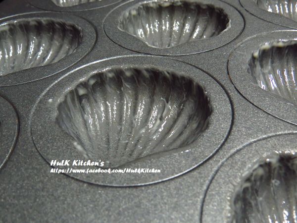 烤模塗上無鹽奶油防沾，個人不喜歡灑麵粉，看大家的習慣作決定囉。