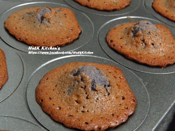 用攝氏上下火溫度170度，烤17分鐘，中途烤10-12分時烤盤轉向，用意是讓每個瑪德蓮均勻上色，竹籤插入不沾即可。