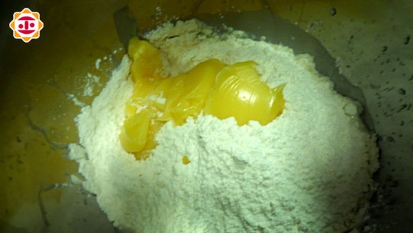 油皮：將(水、中筋麵粉、糖粉)入打蛋盆內，用攪拌器打至光滑，靜置鬆弛30分鐘，再每個分切15公克。