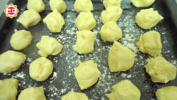 油酥：低筋麵粉與無水奶油或成糰，每個分切10公克。