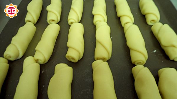 油皮包油酥桿2次，鬆弛10分鐘，桿圓形，再包紅豆餡、鹹蛋黃。